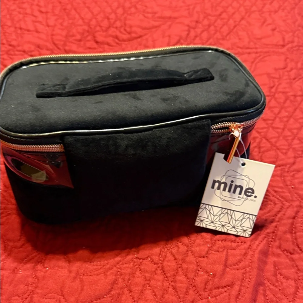 Cosmetics bag with Skincare essentials - Picture 3 of 7